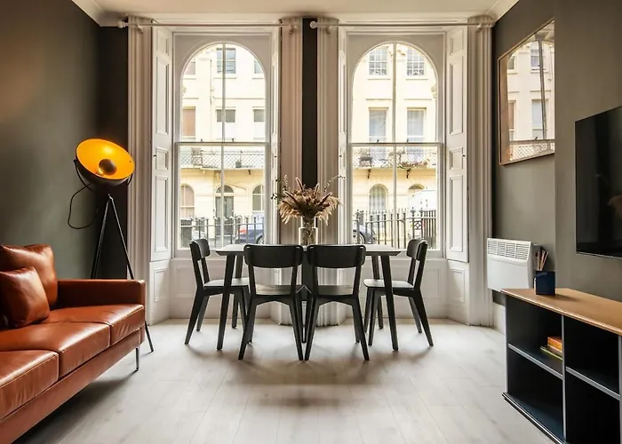 Modern 2-Bedroom 30 Seconds To Seafront